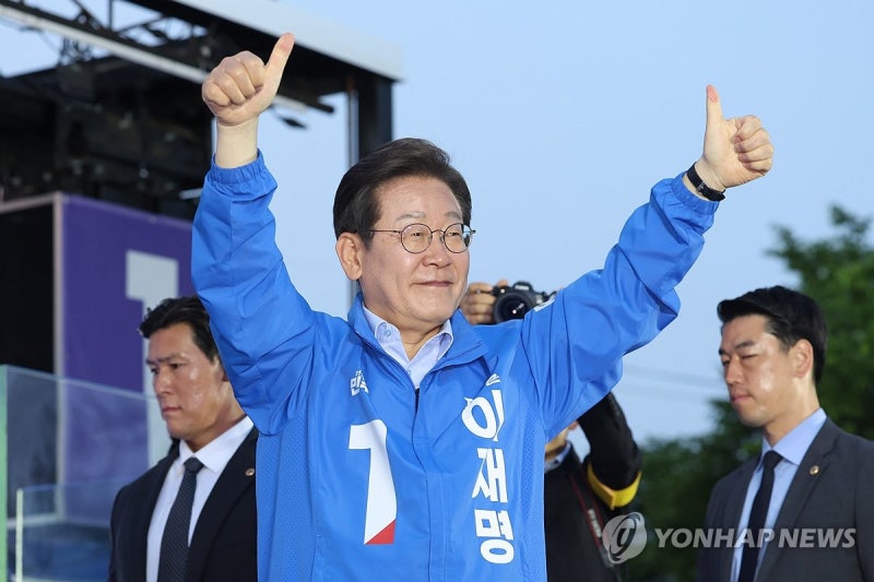 <b>이재명</b> "K배터리로 경제 재충전…<b>가덕도 신공항 책임</b>있게 추진"