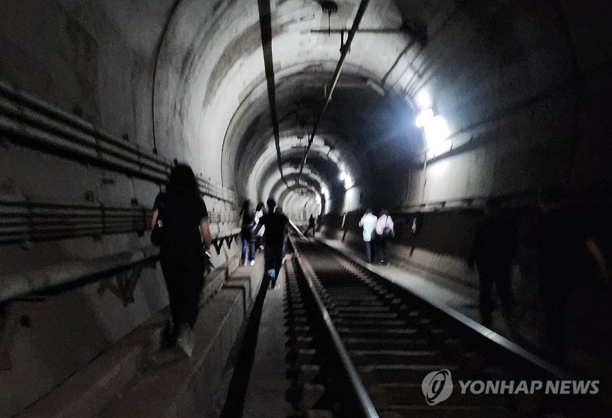 지하철 5호선 방화 추정 화재로 승객 대피
(서울=연합뉴스) 31일 오전 8시 47분께 서울 지하철 5호선 여의나루역∼마포역 사이 지하철에서 방화 추정 화재가 발생해 승객들이 대피하고 있다.
    서울교통공사는 여