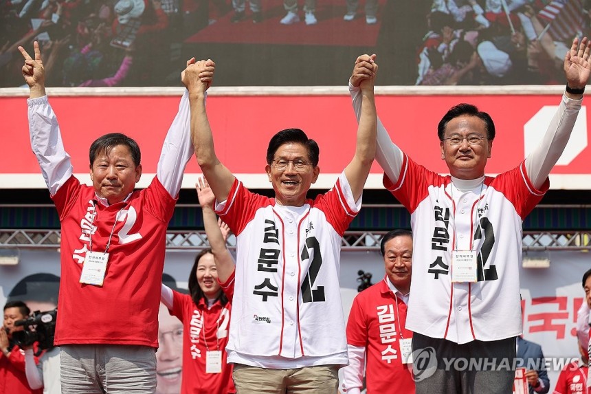 김문수, 홍천군·횡성군·영월군·평창군 합동유세
(홍천=연합뉴스) 박동주 기자 = 국민의힘 김문수 대선 후보가 31일 강원 홍천군 꽃뫼공원에서 열린 홍천군·횡성군·영월군·평창군 합동유세에서 지지를 호소하고 있다. 20