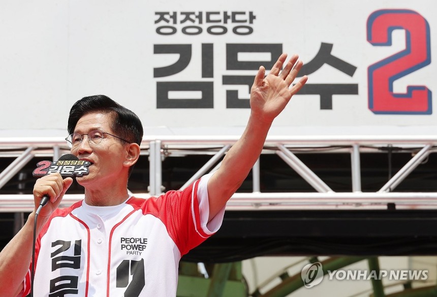 김문수, 강원도서 지지 호소
(속초=연합뉴스) 박동주 기자 = 국민의힘 김문수 대선 후보가 31일 강원 속초시 관광수산시장에서 열린 속초시·인제군·고성군·양양군 합동유세에서 지지를 호소하고 있다. 2025.5.31 