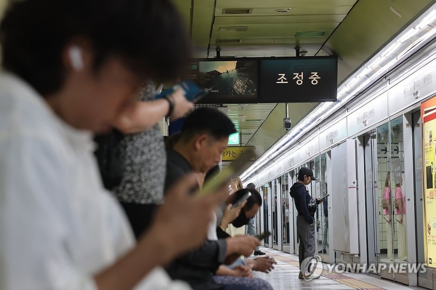 5호선 마포역, 화재로 한때 운행 중지
(서울=연합뉴스) 임화영 기자 = 31일 방화로 인해 열차 운행이 한때 중지된 서울 지하철 5호선 마포역이 2시간만에 정상 운행했지만 열차 정보 모니터는 여전히 조정 준비하는 