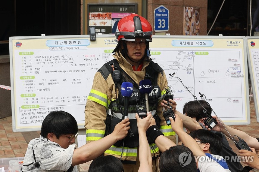 지하철 5호선 언론 브리핑하는 소방당국
(서울=연합뉴스) 임화영 기자 = 31일 방화로 인해 열차 운행이 한때 중지된 서울 지하철 5호선 마포역 인근에서 소방 관계자가 언론브리핑을 하고 있다.
    이날 오전 8시