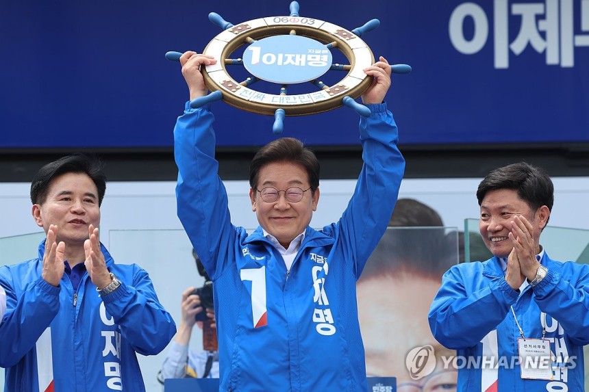 조타기 잡은 이재명 후보
(평택=연합뉴스) 김주성 기자 = 더불어민주당 이재명 대선 후보가 선거를 사흘 앞둔 마지막 주말인 31일 경기 평택시 배다리생태공원에서 열린 평택·오산·안성시 유세에서 조타기를 받아 들어올리