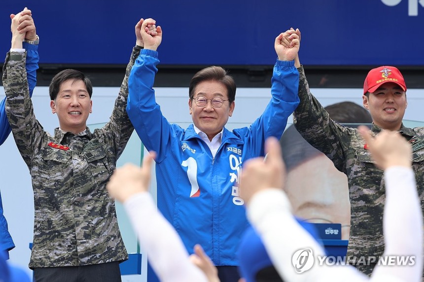 마지막 주말 유세하는 이재명 후보
(평택=연합뉴스) 김주성 기자 = 더불어민주당 이재명 대선 후보가 선거를 사흘 앞둔 마지막 주말인 31일 경기 평택시 배다리생태공원에서 열린 평택·오산·안성시 유세에서 시민들에게 인