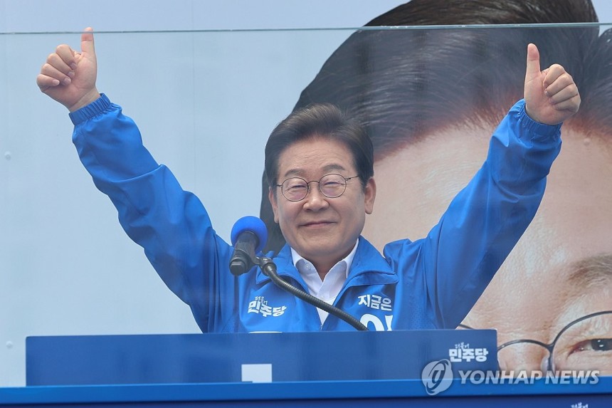 지지 호소하는 이재명 후보
(평택=연합뉴스) 김주성 기자 = 더불어민주당 이재명 대선 후보가 선거를 사흘 앞둔 마지막 주말인 31일 경기 평택시 배다리생태공원에서 열린 평택·오산·안성시 유세에서 시민들에게 지지를 호