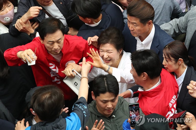 <b>대구 서문시장</b> 찾은 <b>박근혜</b>