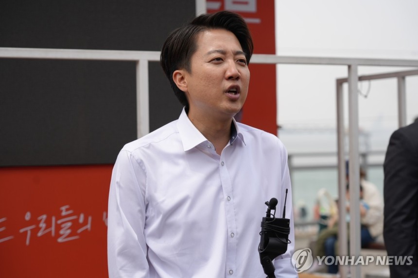 취재진 질문에 답하는 이준석 후보
(서울=연합뉴스) 개혁신당 이준석 대선 후보가 31일 인천 중구 월미도에서 취재진 질문에 답하고 있다. 2025.5.31 [개혁신당 제공. 재판매 및 DB 금지] photo@yna.