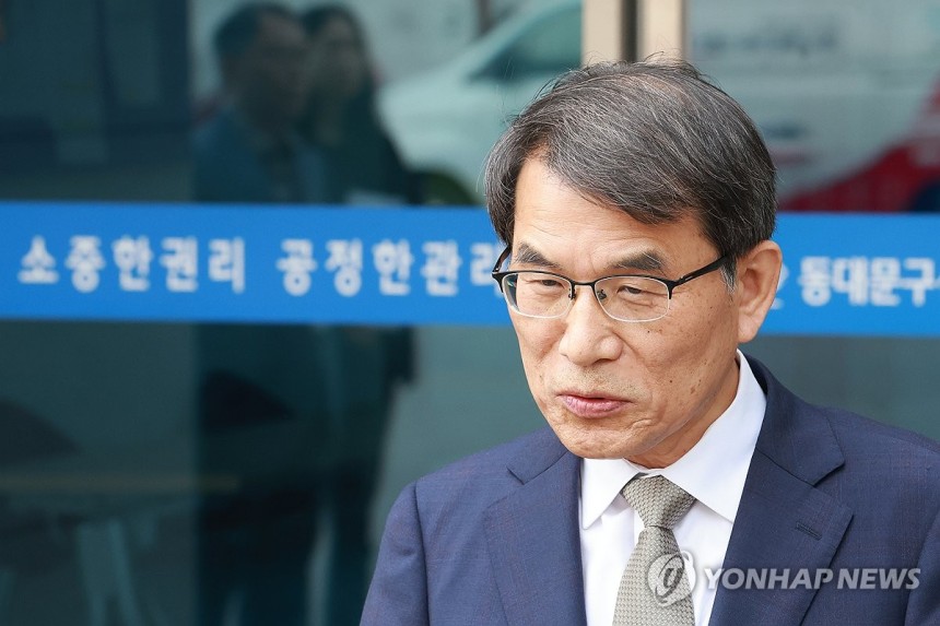 입장 밝히는 노태악 선관위원장
(서울=연합뉴스) 신현우 기자 = 노태악 중앙선거관리위원장이 31일 회송용 봉투 접수 과정과 투표함 보관 등을 살피기 위해 서울 성동구선거관리위원회에 방문, 사전투표 관리 등과 관련해 