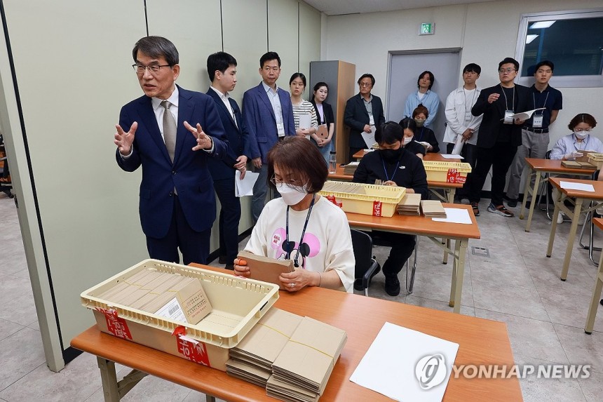 회송용 봉투 접수 과정 살피는 노태악 선관위원장
(서울=연합뉴스) 신현우 기자 = 노태악 중앙선거관리위원장이 31일 서울 성동구선거관리위원회에서 투표용지가 담긴 회송용 봉투 수량 확인 및 접수 과정을 살피고 있다. 