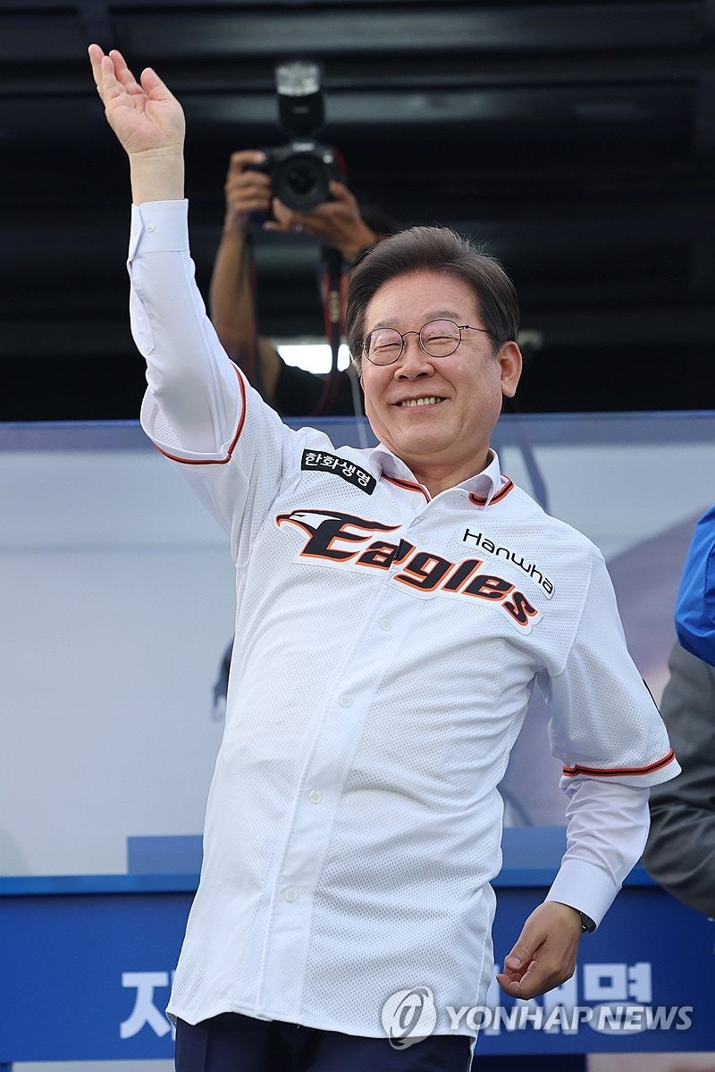 <b>이재명</b>, 송진우의 21번 입고 21대 대선 향해 힘찬 <b>투구</b>