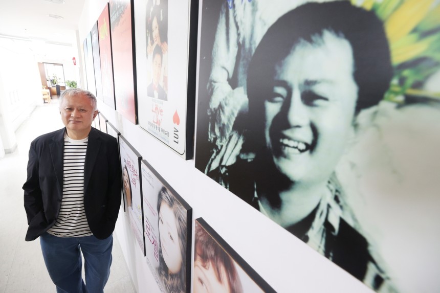 데뷔 60주년 맞은 송승환
(서울=연합뉴스) 강민지 기자 = 데뷔 60주년을 맞이한 배우 송승환이 지난달 30일 서울 종로구 PMC프러덕션에서 진행된 인터뷰에 앞서 포즈를 취하고 있다. 2025.6.1
    mjk