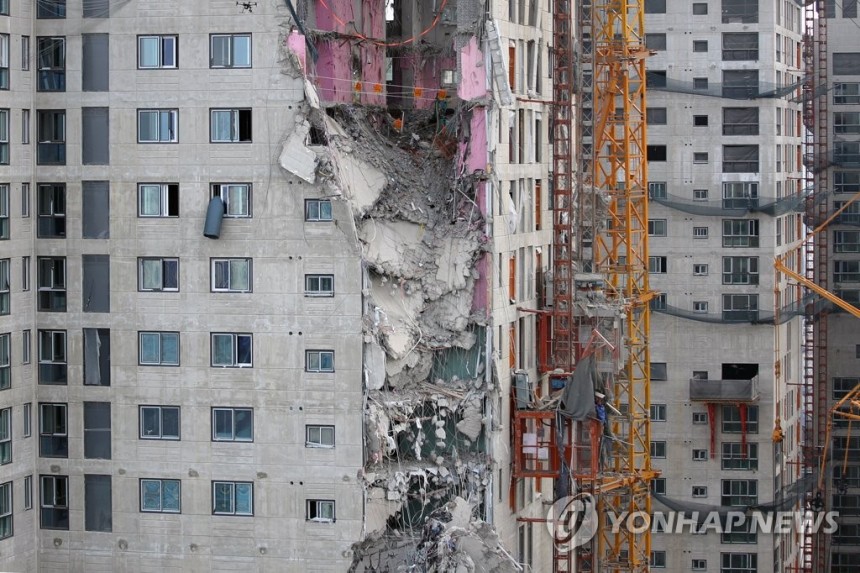붕괴 건물 상층부 매달린 콘크리트 덩어리 낙하
(광주=연합뉴스) 천정인 기자 = 2일 오전 8시 5분께 광주 서구 화정아이파크 붕괴 현장에서 상층부에 매달린 콘크리트 덩어리가 떨어졌다. 사진은 낙하된 이후 붕괴 건물