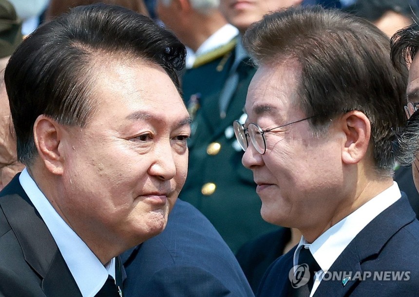 헌재, 윤석열 대통령 '파면'
(서울=연합뉴스) 4일 헌법재판소가 윤석열 대통령 탄핵 사건에 대해 인용 선고를 했다. 탄핵 소추 111일, 변론 종결 38일 만이다.
    사진은 지난해 현충일 추념식에 참석한 윤 