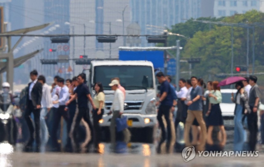 어느새 성큼 다가온 여름
전국적으로 초여름 날씨를 보인 지난 27일 서울 영등포구 여의대로 위로 지열에 의한 아지랑이가 피어오르고 있다. 2025.5.27 [연합뉴스 자료사진]
