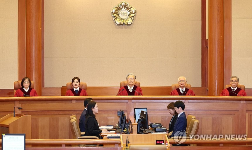 헌법재판소
(서울=연합뉴스) 김인철 기자 = 김형두 헌법재판소장 권한대행과 재판관들이 29일 서울 종로구 헌법재판소 대심판정에서 '아청법 전과자 택시기사 자격 취소' 헌법소원 심판 선고를 위해 입장한 뒤 착석해 있다