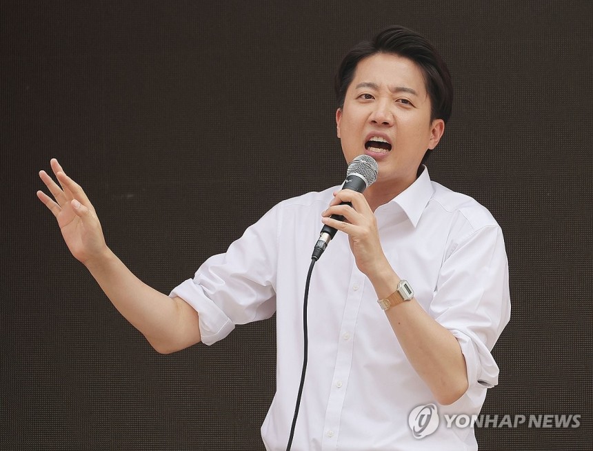 중앙대 찾은 이준석 후보
(서울=연합뉴스) 류영석 기자 = 개혁신당 이준석 대선 후보가 30일 서울 동작구 중앙대학교에서 유세를 하고 있다. 2025.5.30 ondol@yna.co.kr