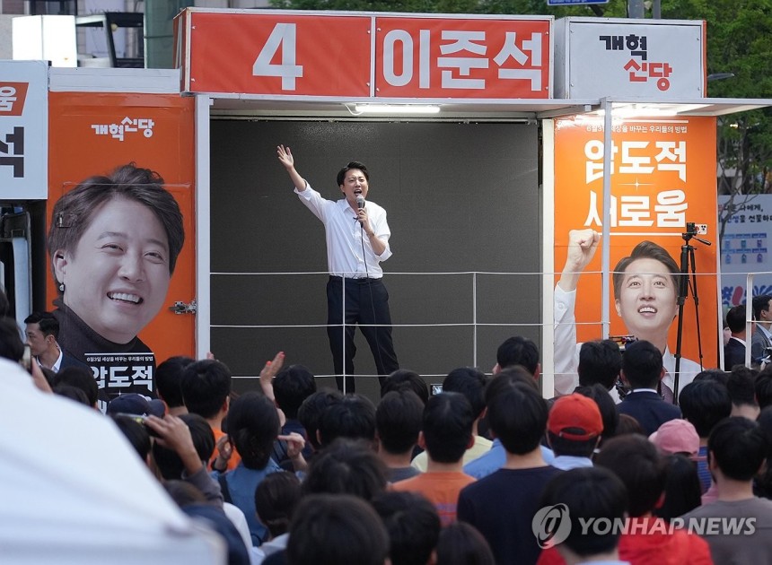 신촌에서 지지 호소하는 이준석 후보
(서울=연합뉴스) 개혁신당 이준석 대선후보가 30일 서울 서대문구 현대백화점 유플렉스 신촌점 앞에서 열린 집중 유세에서 시민들에게 지지를 호소하고 있다. 2025.5.30 [개혁신