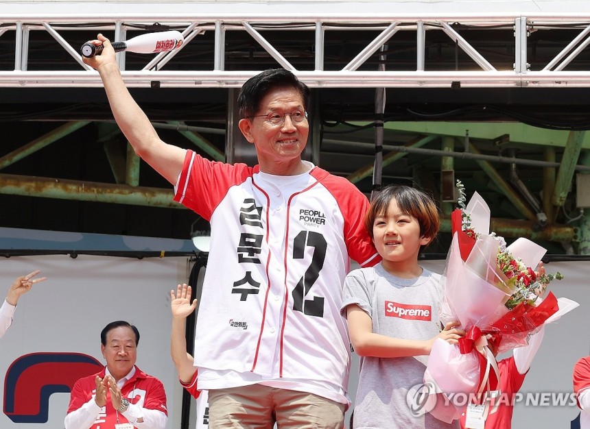 김문수, 강원도서 지지 호소
(속초=연합뉴스) 박동주 기자 = 국민의힘 김문수 대선 후보가 31일 강원 속초시 관광수산시장에서 열린 속초시·인제군·고성군·양양군 합동유세에서 지지를 호소하고 있다. 2025.5.31 