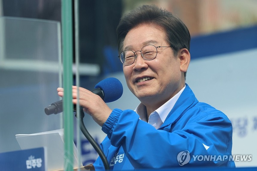이재명 후보, '캐스팅 보터' 충북 집중유세
(청주=연합뉴스) 김주성 기자 = 더불어민주당 이재명 대선 후보가 선거를 사흘 앞둔 31일 '캐스팅 보터'로 꼽히는 충북의 청주시 오창프라자 앞 광장에서 열린 집중유세에서