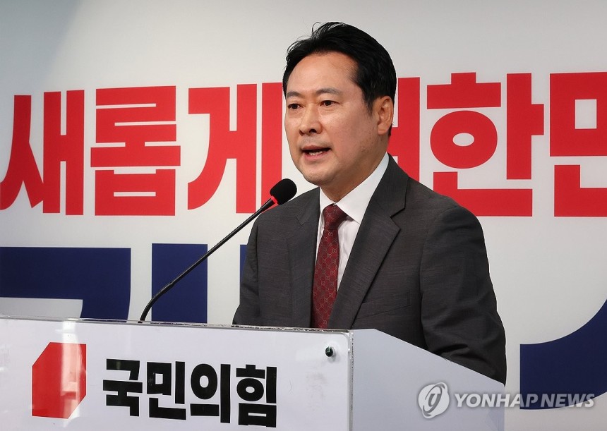 의혹 반박하는 장동혁 선대위 상황실장
(서울=연합뉴스) 김주형 기자 = 국민의힘 장동혁 선대위 상황실장이 1일 서울 여의도 중앙당사에서 긴급 현안 기자회견을 열고 민주당의 '댓글 공작' 의혹 등 제기와 관련해 반박하