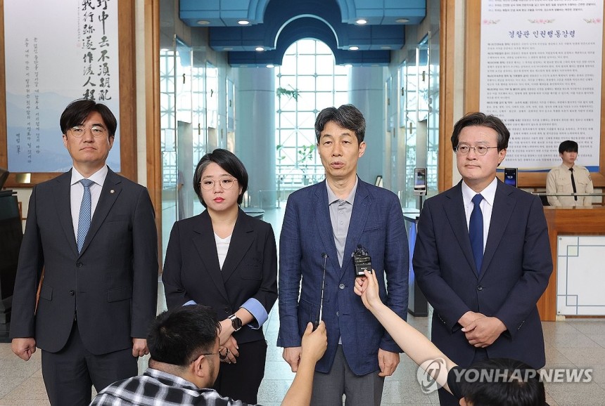 발언하는 윤건영 의원
(서울=연합뉴스) 류영석 기자 = 국회 행정안전위원회 소속 윤건영, 용혜인, 채현일, 김성회 의원이 1일 '리박스쿨'이라는 보수 성향 단체의 댓글 조작 의혹에 대한 경찰의 신속한 수사를 촉구하며