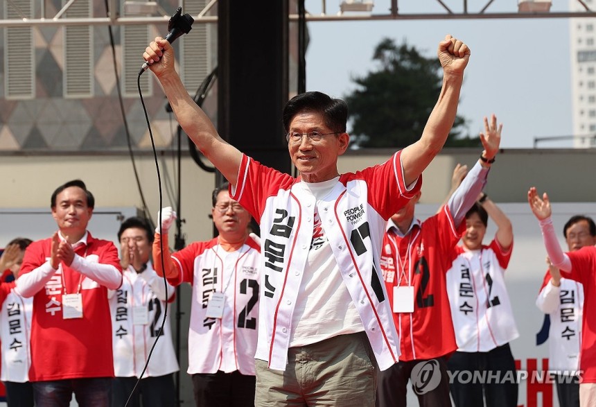 김문수, 광교 유세
(수원=연합뉴스) 박동주 기자 = 국민의힘 김문수 대선 후보가 1일 경기도 수원컨벤션센터 광장에서 열린 유세에서 지지를 호소하고 있다. 2025.6.1 pdj6635@yna.co.kr