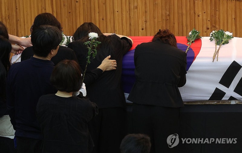 "이대로 보내야 하나"…<b>해군 초계기 순직</b>장병 눈물 속 영결식(종합)