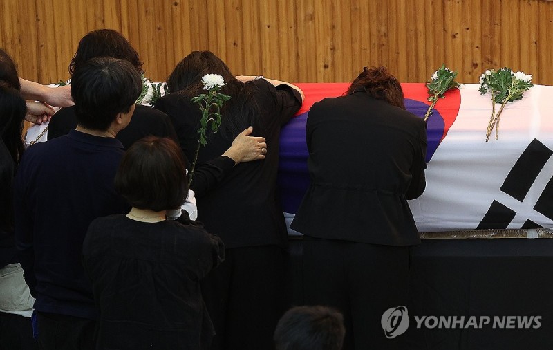 "이대로 보내야 하나"…<b>해군 초계기 순직</b>장병 눈물 속 영결식(종합)
