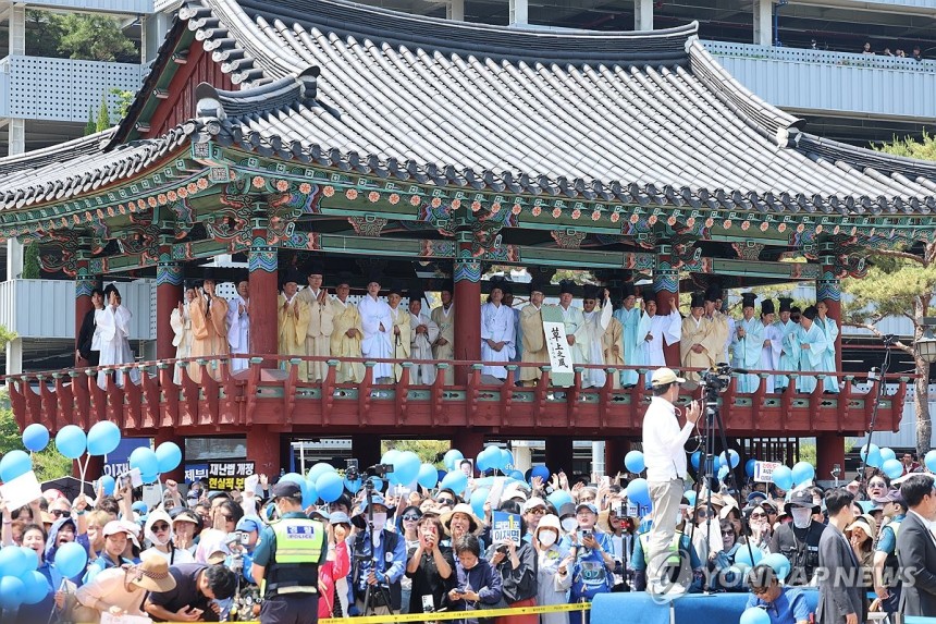 이재명 후보 유세 지켜보는 안동 유림들
(안동=연합뉴스) 김주성 기자 = 제21대 대선을 이틀 앞둔 1일 더불어민주당 이재명 대선 후보의 유세가 열린 경북 안동시의 웅부공원에서 이 후보를 지지하는 안동 유림들이 연설