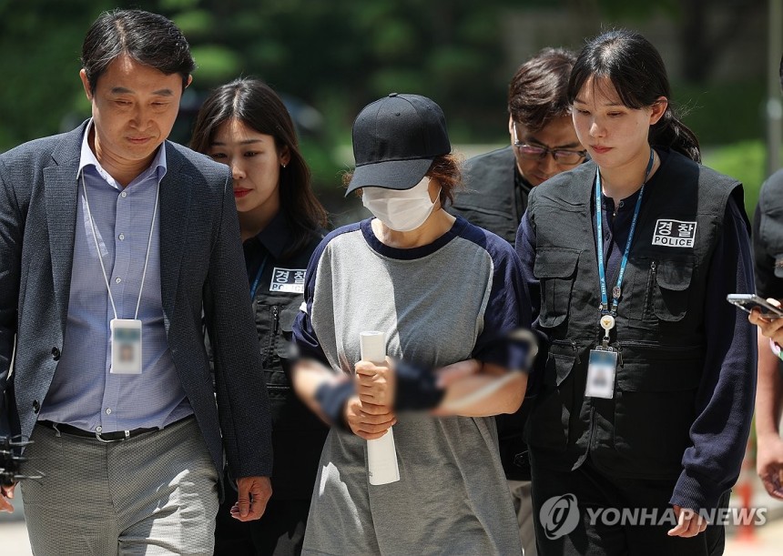 '남편 명의 대리투표' 선거사무원 영장실질심사
(서울=연합뉴스) 김성민 기자 = 21대 대통령선거 사전투표 첫날 남편 명의로 대리투표를 해 공직선거법상 사위투표 혐의를 받는 선거사무원 박씨가 1일 구속 전 피의자 심