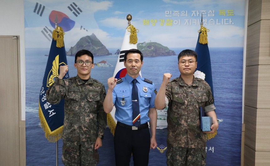 김환경 동해해경 서장과 김건영 중사(우)
[동해해경 제공. 재판매 및 DB 금지]