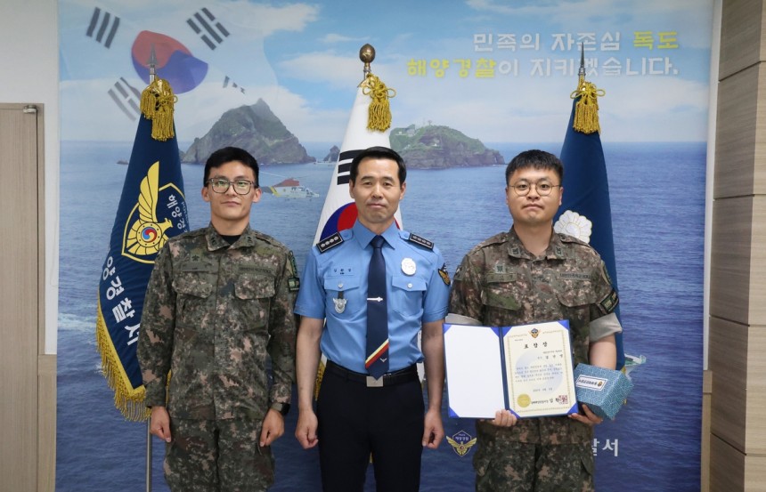 김환경 동해해경 서장과 김건영 중사(우)
[동해해경 제공. 재판매 및 DB 금지]
