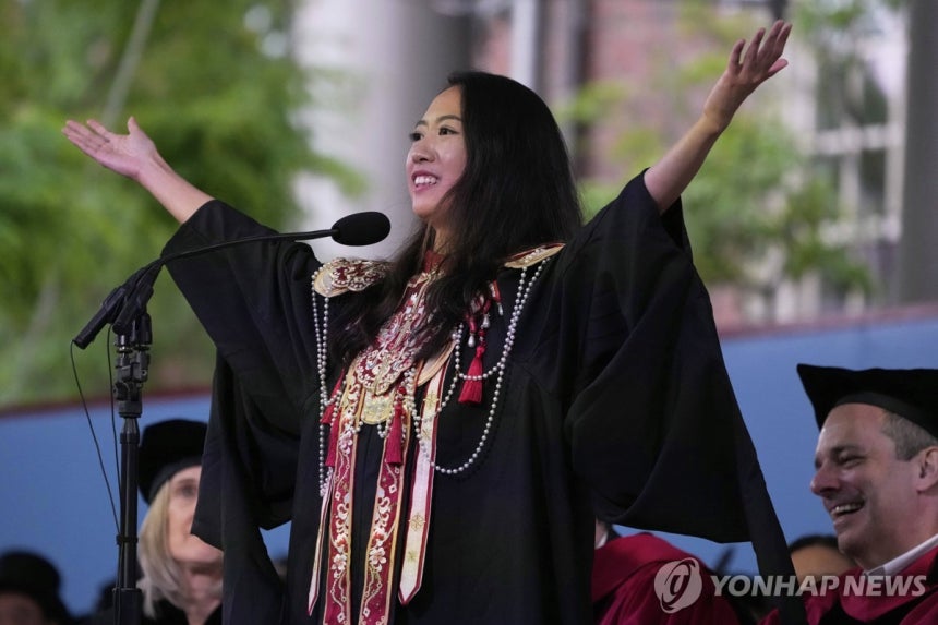 하버드대 졸업식 연설한 장위룽 [AP 연합뉴스 자료사진]