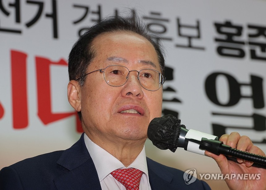 정계 은퇴 선언 기자회견하는 홍준표
(서울=연합뉴스) 류영석 기자 = 국민의힘 대선 후보 2차 경선에서 탈락한 홍준표 후보가 29일 서울 여의도 대하빌딩 선거 캠프 사무실에서 정계 은퇴 관련 기자회견을 하고 있다. 