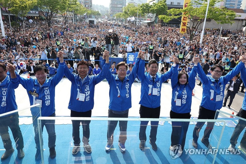 선거 이틀 앞두고 '험지 공략' 나선 이재명 후보
(울산=연합뉴스) 김주성 기자 = 더불어민주당 이재명 대선 후보가 막바지 '험지 공략'에 나선 지난 1일 울산광역시 일산해수욕장 앞에서 두 팔을 들어보이고 있다. 2