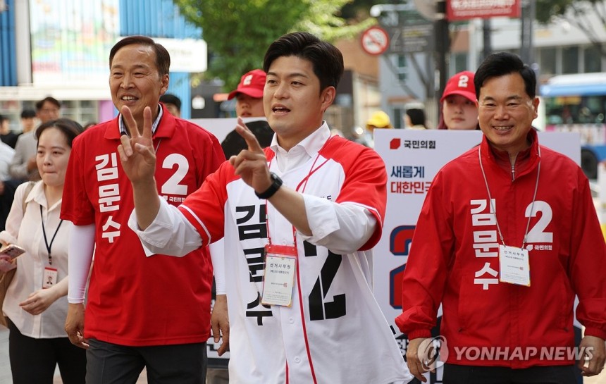 지지 호소하는 김용태 비대위원장
(대구=연합뉴스) 김현태 기자 = 국민의힘 김용태 비상대책위원장이 1일 오후 대구 동성로에서 김문수 대선 후보에 대한 지지를 시민들에게 호소하고 있다. 2025.6.1 mtkht@yn