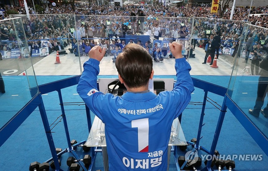 지지 호소하는 이재명 후보
(울산=연합뉴스) 김주성 기자 = 더불어민주당 이재명 대선 후보가 막바지 '험지 공략'에 나선 1일 울산광역시 일산해수욕장 앞에서 시민들에게 지지를 호소하고 있다. 2025.6.1 [공동취