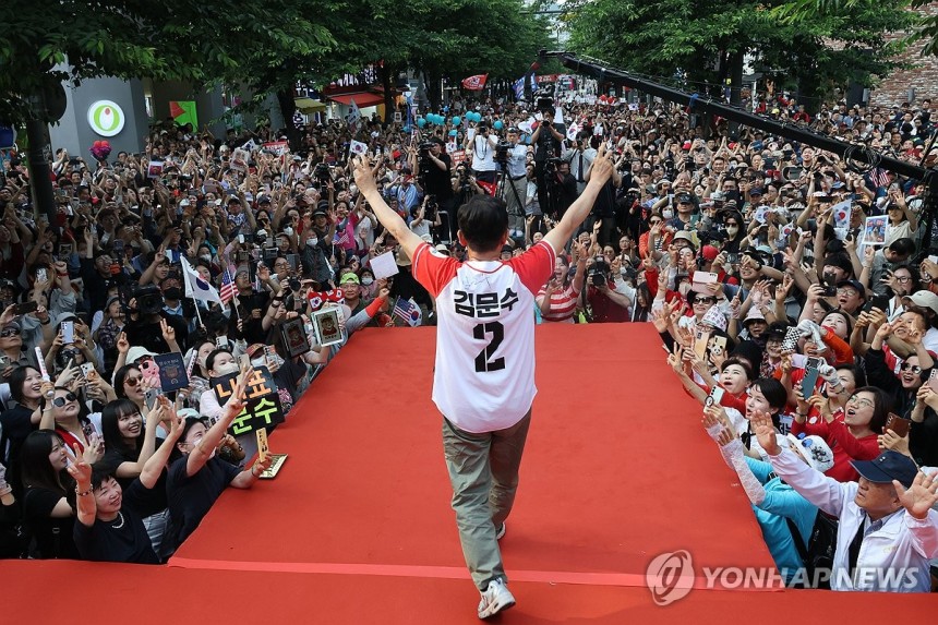 김문수, 신촌역 앞 집중유세
(서울=연합뉴스) 박동주 기자 = 국민의힘 김문수 대선 후보가 1일 서울 서대문구 신촌역에서 열린 집중유세에서 지지를 호소하고 있다. 2025.6.1 [공동취재] pdj6635@yna.c