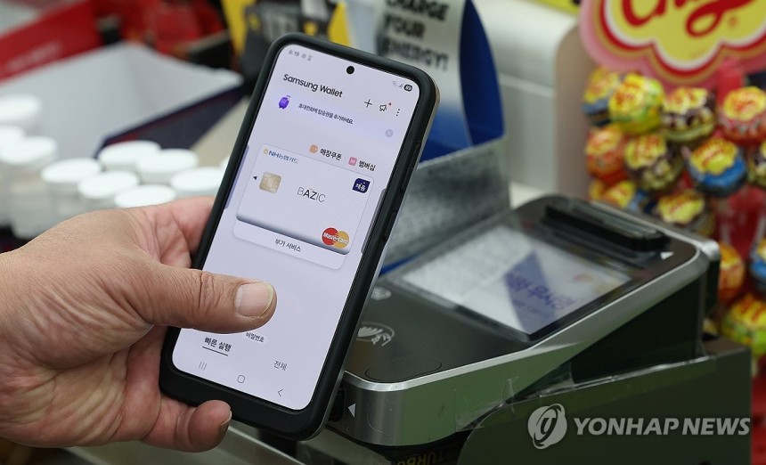 삼성페이 결제 장애 발생 (서울=연합뉴스) 김도훈 기자 = 삼성전자 모바일 결제 시스템인 삼성페이에 결제 장애가 발생한 2일 오전 서울 시내 한 편의점에서 한 시민이 결제를 위해 단말기에 지문인식으로 로그인을 시도하