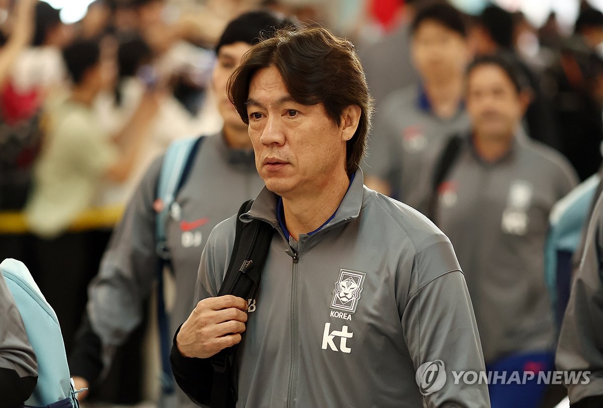<b>이라크</b>로 <b>출국</b>하는 <b>홍명보</b> 감독