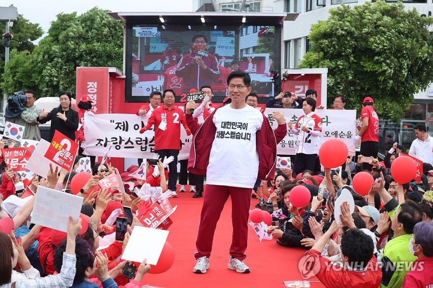 김문수, 제주 동문로터리 유세
(제주=연합뉴스) 박지호 기자 = 국민의힘 김문수 대선 후보가 2일 오전 제주시 동문로터리에서 유세를 하고 있다. 2025.6.2 jihopark@yna.co.kr