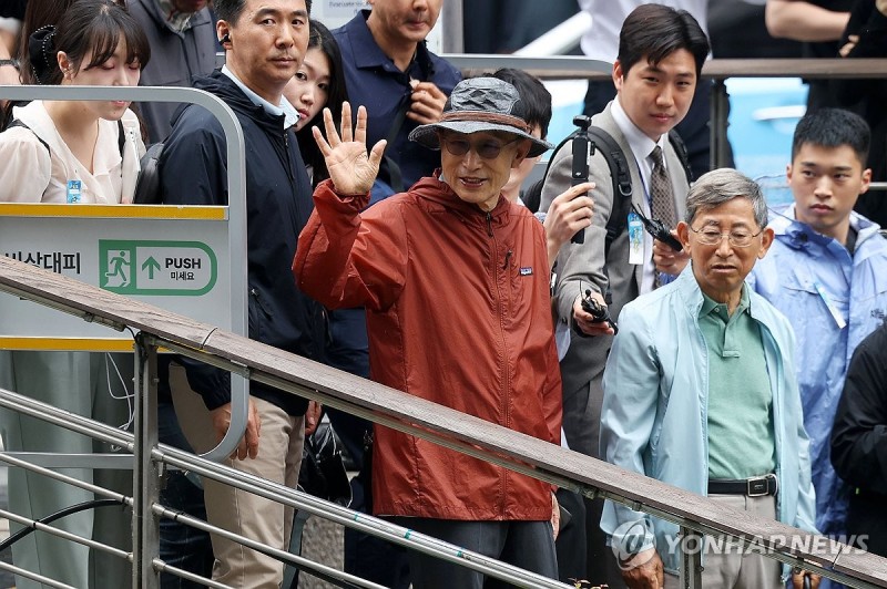 <b>청계천 산책</b>하는 <b>이명박</b> 전 대통령