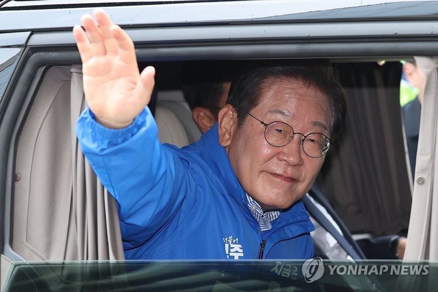 손 흔드는 이재명 후보
(하남=연합뉴스) 김주성 기자 = 더불어민주당 이재명 대선 후보가 선거를 하루 앞둔 2일 경기도 스타필드 하남점 광장에서 유세를 마친 뒤 차창 밖으로 손을 흔들고 있다. 2025.6.2 utz
