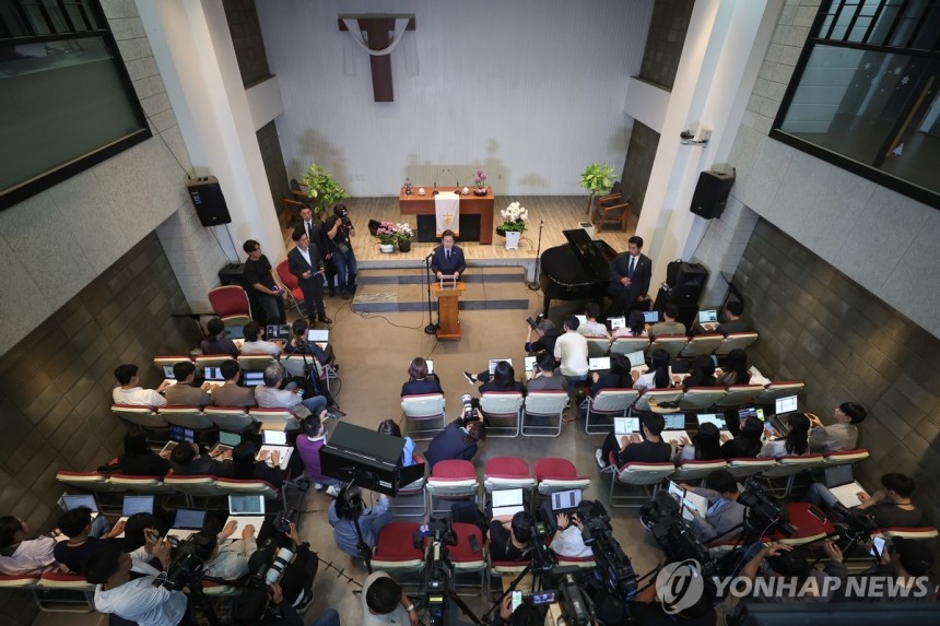대선 D-1, 이재명 후보 기자회견
(성남=연합뉴스) 김도훈 기자 = 더불어민주당 이재명 대선 후보가 2일 경기 성남시 수정구 성남주민교회에서 기자회견을 하고 있다. 2025.6.2 superdoo82@yna.co.