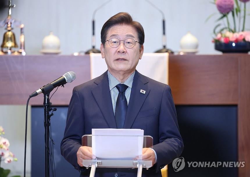 대선 D-1, 국민께 한 표 호소하는 이재명 후보
(성남=연합뉴스) 김도훈 기자 = 더불어민주당 이재명 대선 후보가 2일 경기 성남시 수정구 성남주민교회에서 기자회견을 하고 있다. 2025.6.2 superdoo82