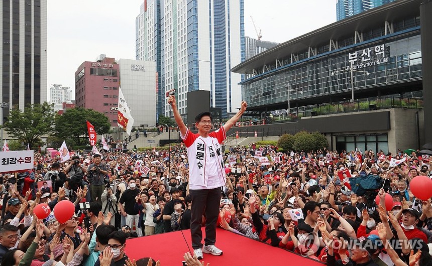 국민의힘 김문수 대선 후보, 부산역에서
(부산=연합뉴스) 류영석 기자 = 국민의힘 김문수 대선 후보가 제21대 대통령선거 선거일을 하루 앞둔 2일 부산역에서 시민들에게 지지를 호소하고 있다. 2025.6.2 [공동취