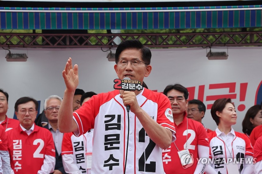 연설하는 김문수 후보
(부산=연합뉴스) 류영석 기자 = 국민의힘 김문수 대선 후보가 제21대 대통령선거 선거일을 하루 앞둔 2일 부산역에서 시민들에게 지지를 호소하고 있다. 2025.6.2 [공동취재] ondol@y