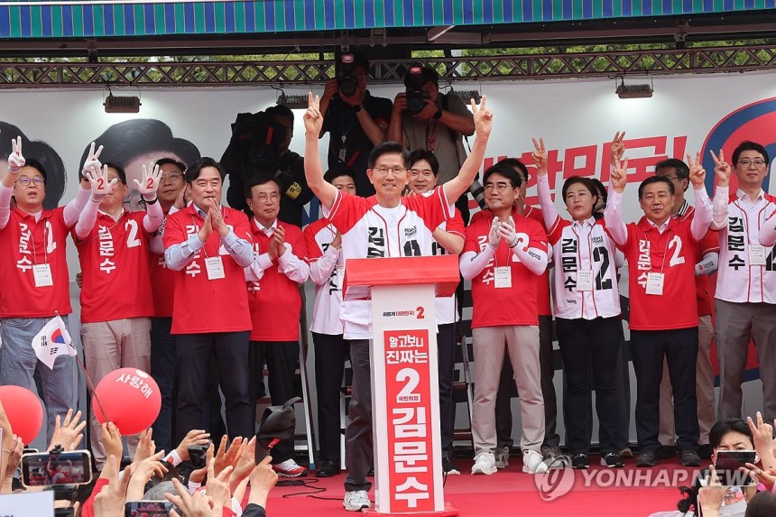부산역 유세하는 김문수 후보
(부산=연합뉴스) 류영석 기자 = 국민의힘 김문수 대선 후보가 제21대 대통령선거 선거일을 하루 앞둔 2일 부산역에서 시민들에게 지지를 호소하고 있다. 2025.6.2 [공동취재] ond