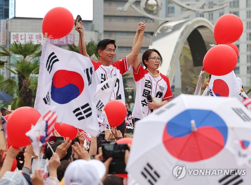 딸 김동주 씨와 함께 동대구역 찾은 김문수 후보
(대구=연합뉴스) 류영석 기자 = 국민의힘 김문수 대선 후보가 제21대 대통령선거 선거일을 하루 앞둔 2일 동대구역 광장에서 딸 동주 씨와 함께 지지를 호소하고 있다.