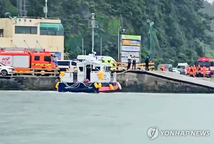 진도 앞바다 수색하는 목포해경
(진도=연합뉴스) 2일 오후 전남 진도군 진도항 인근 해역에서 목포해양경찰서 직원들이 수색 작업을 하고 있다. 2025.6.2 [목포해양경찰서 제공. 재판매 및 DB 금지] daum@y